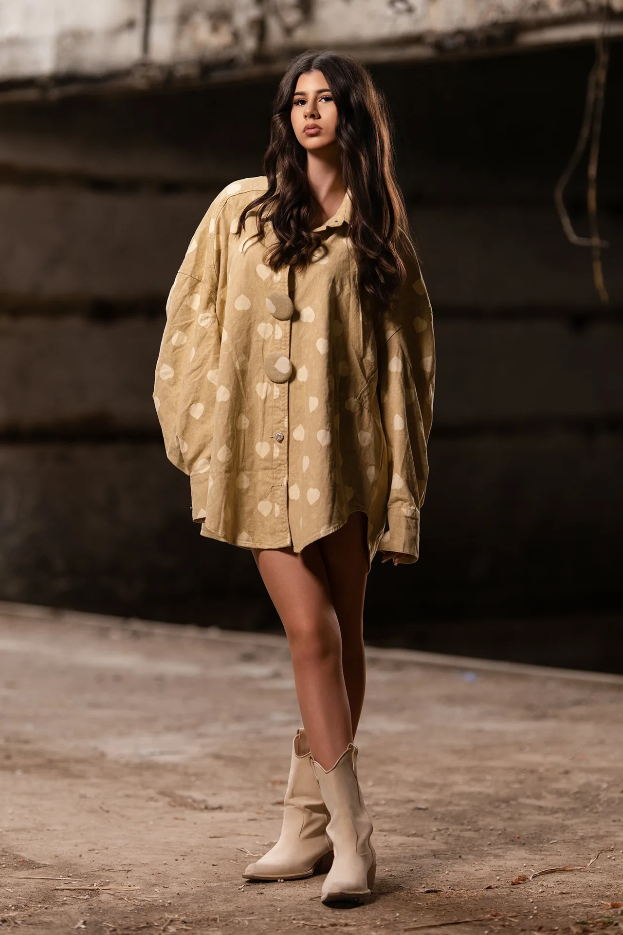 Жълта риза Mustard от MotoFashionHouse в свежа дамска визия с деним и светли панталони